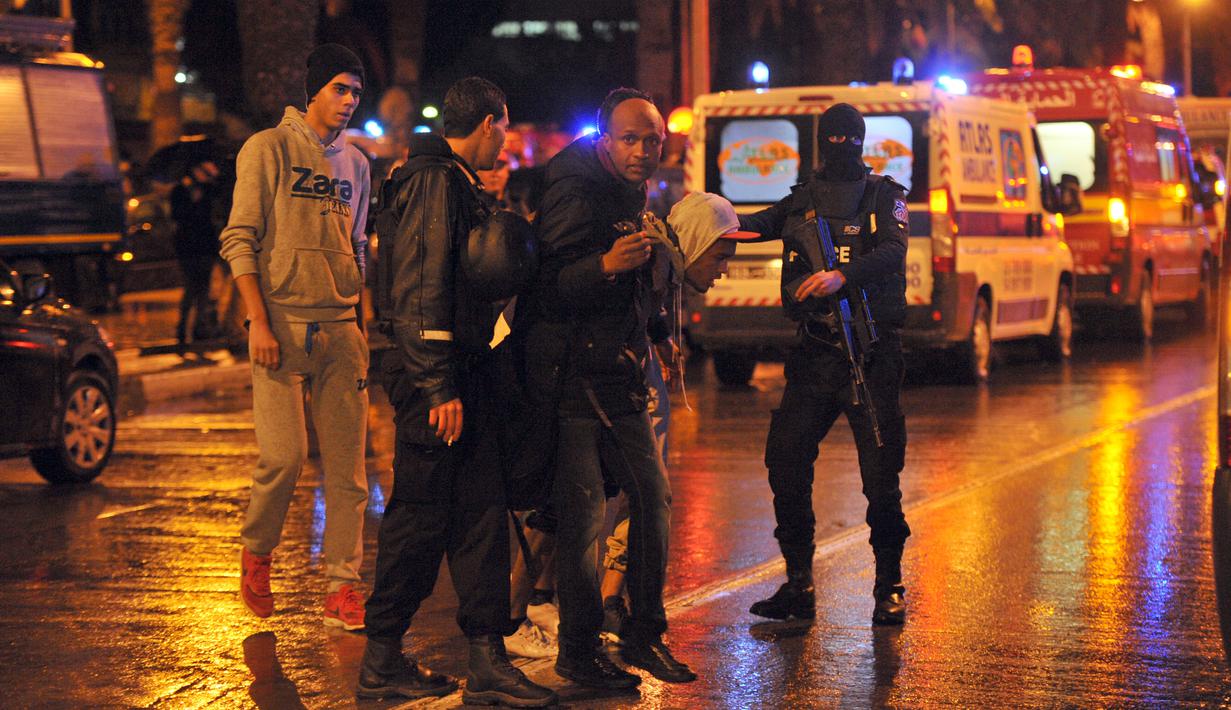 Keluarga korban berdatangan ke lokasi ledakan sebuah bus yang mengangkut pengawal Presiden Tunisia di Tunis, Selasa (24/11). Insiden yang diduga akibat serangan bom bunuh diri itu menewaskan 12 orang dan melukai 16 lainnya. (AFP PHOTO/Fethi Belaid)