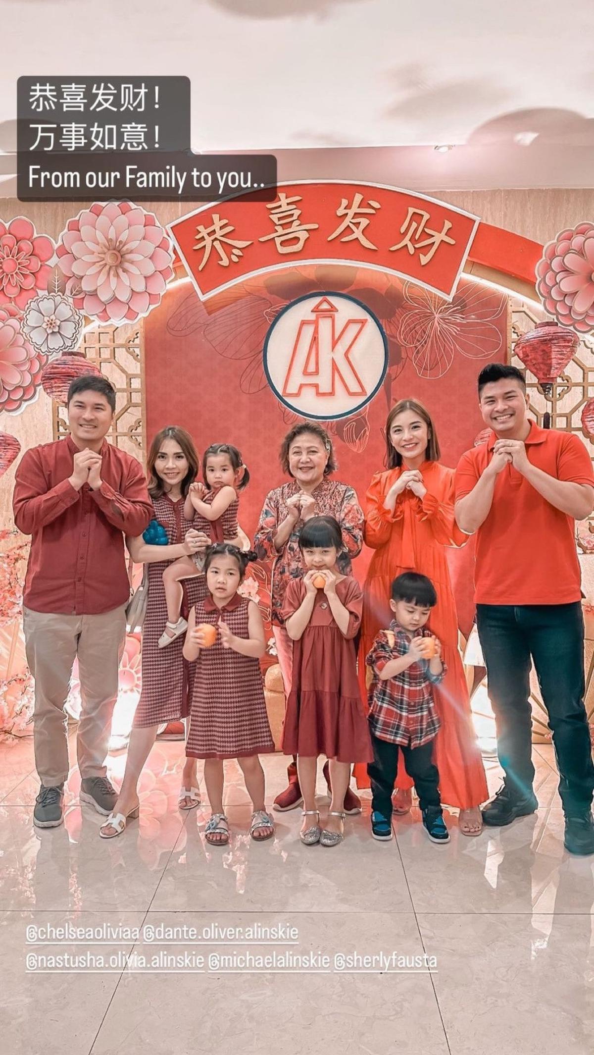 Keluarga besar Glenn Alienskie dan Chelsea Olivia juga turut meramaikan perayaan Imlek tahun ini. Keempatnya dengan kompak mengenakan baju berwarna merah saat berkumpul keluarga membagi angpao.