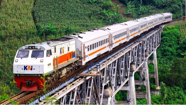 Tampak Kereta Api PT KAI sedang melaju. Foto: Dok KAI