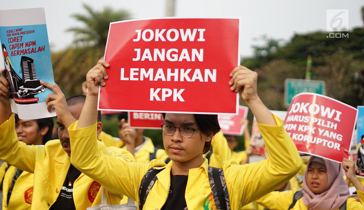Massa gabungan dari beberapa organisasi menggelar aksi damai terkait pemilihan calon pimpinan KPK di Jakarta, Kamis (5/9/2019). Massa menuntut Presiden Joko Widodo memilih pimpinan KPK yang bersih dan jujur karena banyaknya polemik seputar Capim KPK. (Liputan6.com/Immanuel Antonius)