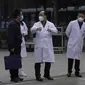 Staf medis China bereaksi ketika tim WHO pergi usai kunjungan mereka ke Rumah Sakit Provinsi Hubei di Wuhan, provinsi Hubei, China tengah untuk mulai mencari petunjuk tentang asal-usul pandemi virus corona COVID-19 pada Jumat, 29 Januari 2021 (AP / Ng Han Guan).
