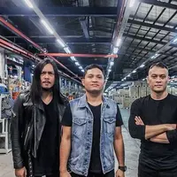 Simak sedikit bocoran lagu terbaru Andra and The Backbone berikut ini.