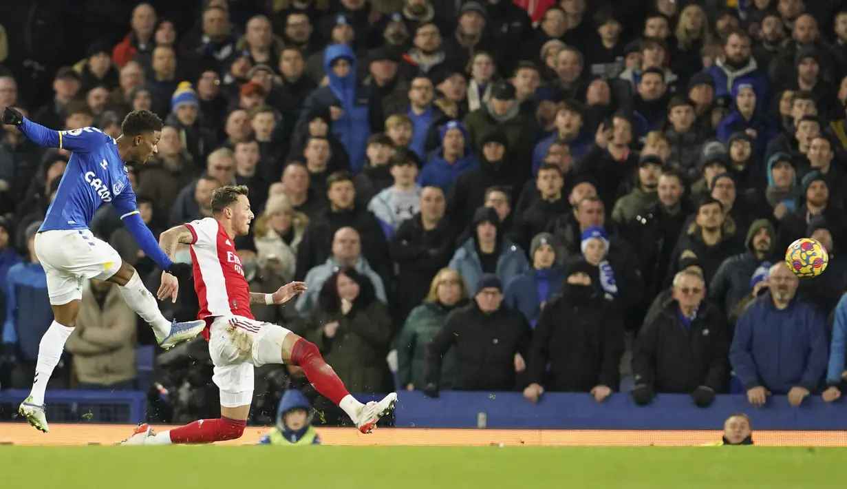 Pada masa injury time babak kedua, Everton berhasil mencetak gol kemenangan melalui Demarai Gray. Sepakan keras kaki kanannya usai menerima umpan Andre Gomes tak mampu dihalau Aaron Ramsdale. (AP/Jon Super)