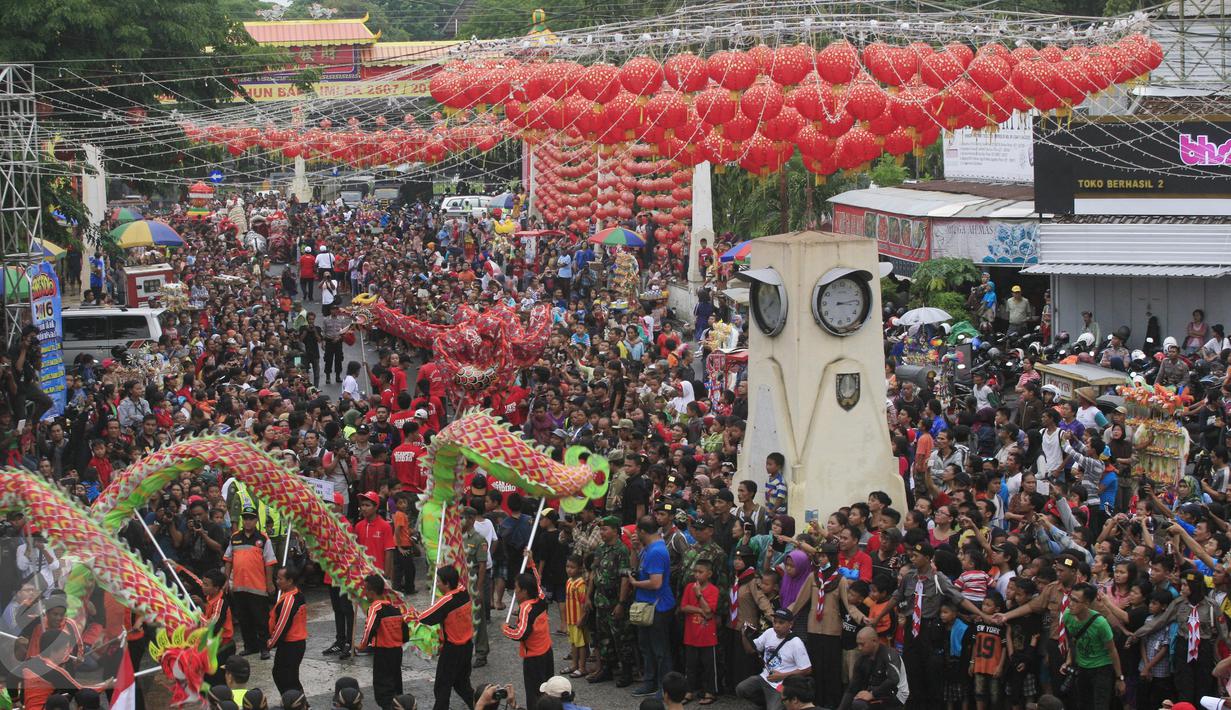 Ribuan warga memadati Pasar Gede Solo untuk menyaksikan Grebeg Sudiro, Minggu (31/1/2016).Grebeg Sudiro di selenggarakan untuk menyambut tahun baru Imlek. (Foto: Boy Harjanto)