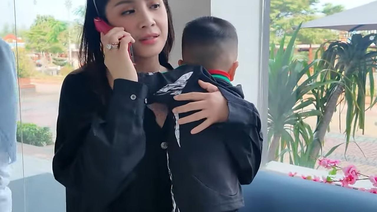 Potret Rayyanza Nongkrong Bareng Sus Rini di Kafe, Anteng Sambil Ngobrol - Peluk Nagita Slavina yang Baru Datang