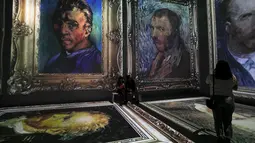 Pameran multimedia Van Gogh Live 8K yang menampilkan proyeksi lukisan seniman Belanda Vincent Willem van Gogh dibuka untuk media dan tamu di Rio de Janeiro, Brasil, Rabu (27/7/2022). (AP Photo / Bruna Prado)