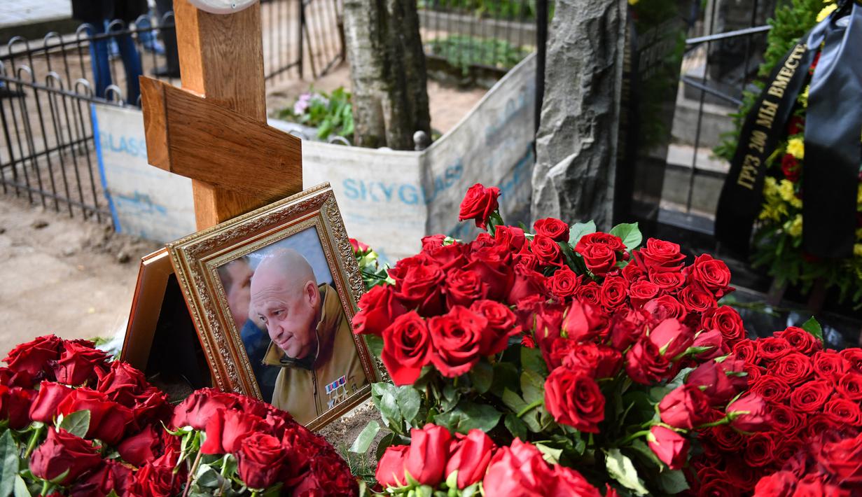 Lebih lanjut MSK1 menuliskan bahwa Prigozhin dimakamkan di samping makam ayahnya dan bendera Wagner berwarna hitam-kuning-merah terlihat di lokasi yang dimaksud. (Photo by Olga MALTSEVA / AFP)