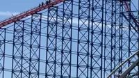 Ngeri Banget, Roller Coaster Berhenti di Ketinggian Paksa Penumpang Jalan di Rel