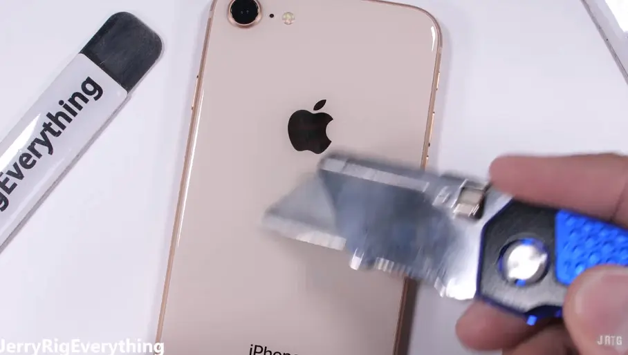 Bodi belakang iPhone 8 saat digores (JerryRigEverything/ YouTube)