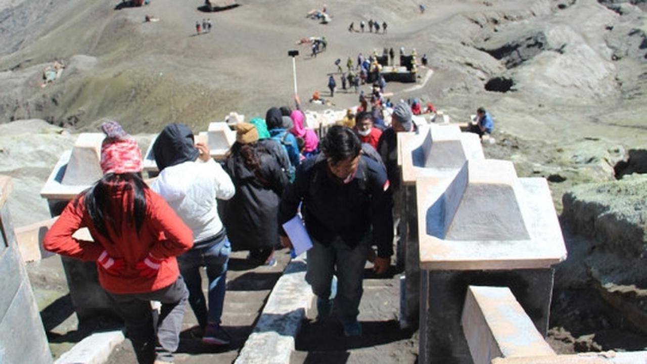 Melihat pesona kawah Gunung Bromo lebih dekat