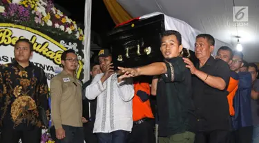 Jenazah Kapus Data Informasi dan Humas BNPB Sutopo Purwo Nugroho saat tiba di rumah duka Raffles Hils, Cimanggis, Depok, Minggu (7/7/2019). Sutopo tutup usia di Guangzhou, China pada pukul 02.00 waktu setempat karena kanker paru-paru. (Liputan6.com/Herman Zakharia)