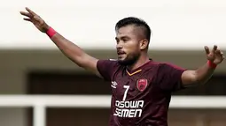 2. Zulham Zamrun (PSM Makassar) - Penampilan Zulham kembali bersinar di musim ini, trofi Piala Indonesia 2018-2019 dipersembahkannya untuk PSM. Winger berusia 31 tahun ini juga menggondol gelar pemain terbaik dan top scorer. (Bola.com/M Iqbal Ichsan)