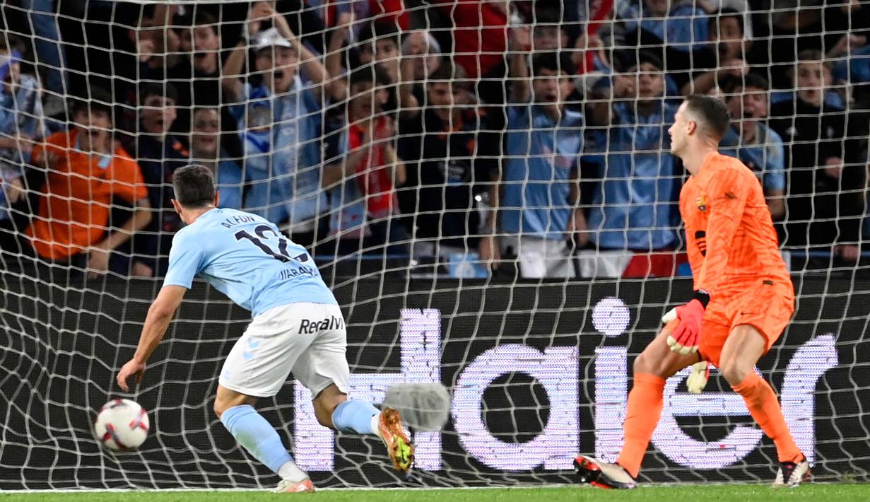 Tertingal dua gol, Celta Vigo bangkit. Pada menit ke-84 setelah Alfonso Gonzalez berhasil mencetak gol dan memperpendek ketinggalan dari Barcelona. (MIGUEL RIOPA/AFP)