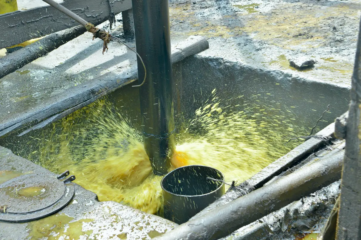Menteri Energi dan Sumber Daya Mineral (ESDM) Bahlil Lahadalia meninjau sumur migas Ledok, salah satu lapangan migas tua di wilayah kerja (WK) Pertamina EP Cepu. (Foto: Kementerian ESDM)