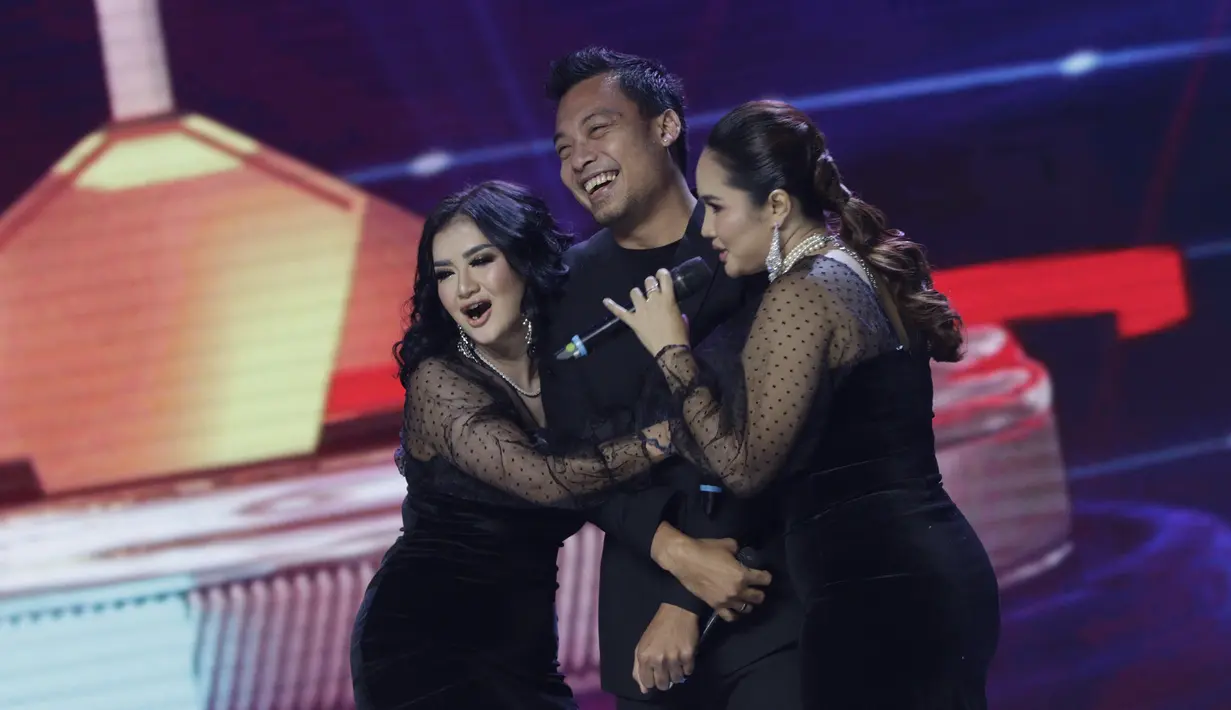 Pemain Arema FC, Hamka Hamzah, menjadi pembawa acara pada Indonesian Soccer Awards 2019 di Studio Indosiar, Jakarta, Jumat (10/12). Acara ini diadakan oleh Indosiar bersama APPI. (Bola.com/M Iqbal Ichsan)