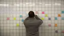 Warga menempel pesan post-it sebagai bagian dari 'subway therapy' di dinding stasiun Union Square, New York, Kamis (10/11). Subway therapy digunakan kaum komuter yang kesal dan kecewa dengan terpilihnya Donald Trump sebagai Presiden AS. (DREW ANGERER/AFP)