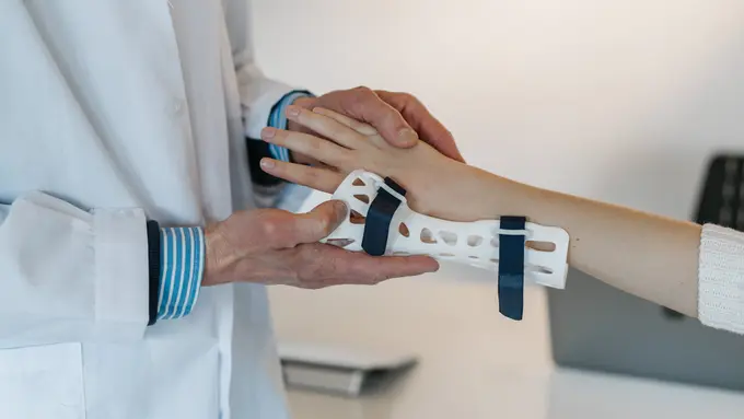 ilustrasi tangan sakit