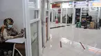 Pekerja saat menunggu calon penumpang di loket agen bus AKAP Terminal Pulogebang, Jakarta, Senin (10/5/2021). Hingga sore ini tercatat hanya 16 penumpang dan 4 bus yang berangkat dari Terminal Pulogebang dengan tujuan kota di Jawa Tengah, Timur, dan Madura. (merdeka.com/Iqbal S Nugroho)