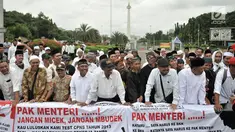 Massa yang tergabung dalam Forum CPNS K2 Kemenag (FCKK) Jawa Timur saat menggelar aksi di depan Istana, Jakarta, Senin (11/3). (merdeka.com/Iqbal S. Nugroho)