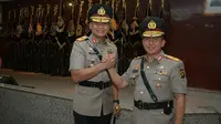 Brigjen Pol Muchlis AS (kanan) resmi menjabat sebagai Kapolda Jambi menggantikan pejabat lama, Brigjen Pol Priyo Widyanto. (Liputan6.com/B Santoso)