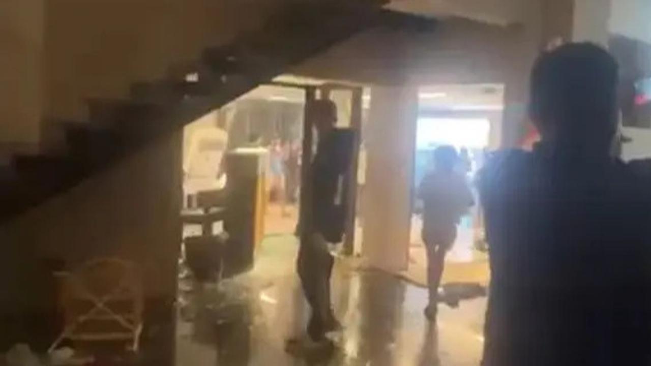 VIDEO: Agak Laen! Massa Sempatkan Renang Saat Serbu & Jarah Rumah Sahroni DPR