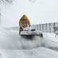 Petugas membersihkan salju di Brooklyn, New York City, AS (9/2). Badai Salju ini diperkirakan akan melanda bagian timur laut AS. (Scott Eisen / Getty Images / AFP)