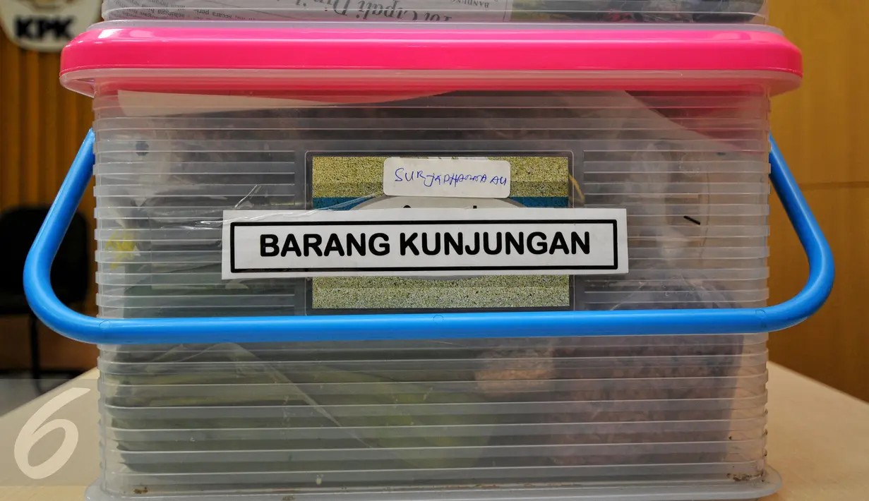 Barang kunjungan yang dibawa keluarga mantan Menteri Agama, Suryadharma Ali di hari pertama perayaan Idul Fitri 1436 H, Jumat (17/7/2015). (Liputan6.com/Yoppy Renato)