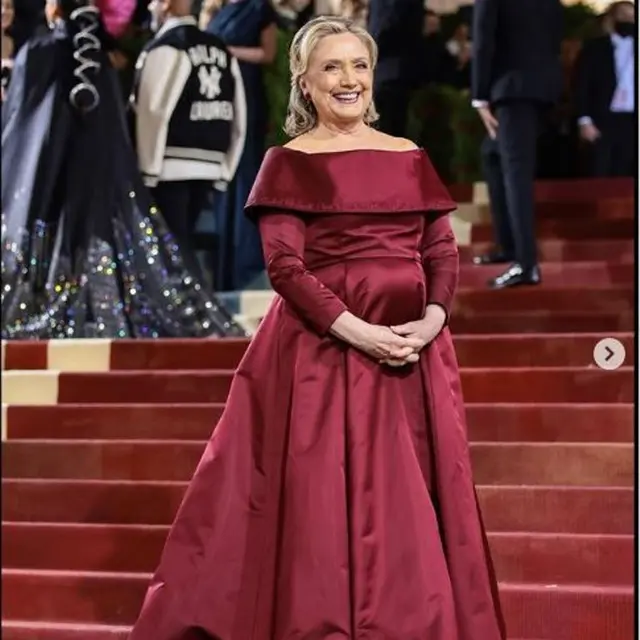 Tampil Pertama Kali di Met Gala Setelah 21 Tahun,  Hilary Clinton Pakai Gaun Bermakna Khusus