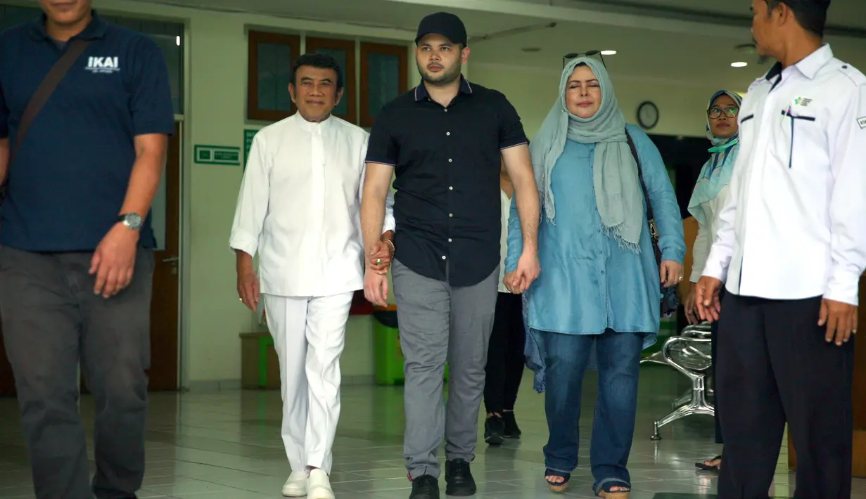 Ridho Rhoma ditangkap oleh pihak berwajib dengan barang bukti sabu seberat 0,7 gram. Ia pun dijatuhi vonis pidana 10 bulan penjara oleh Pengadilan Negeri Jakarta Barat. Ia menjalani sisa hukumannya di RSKO Cibubur. (Nurwahyunan/Bintang.com)