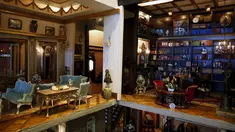 Miniatur ruang tamu dan perpustakaan dari rumah boneka yang bernama Istana Astolat saat dipamerkan di New York, Amerika Serikat, Sabtu ( 14/11/2015). Istana Astolat sendiri memliki 29 ruangan. (REUTERS/Lucas Jackson)