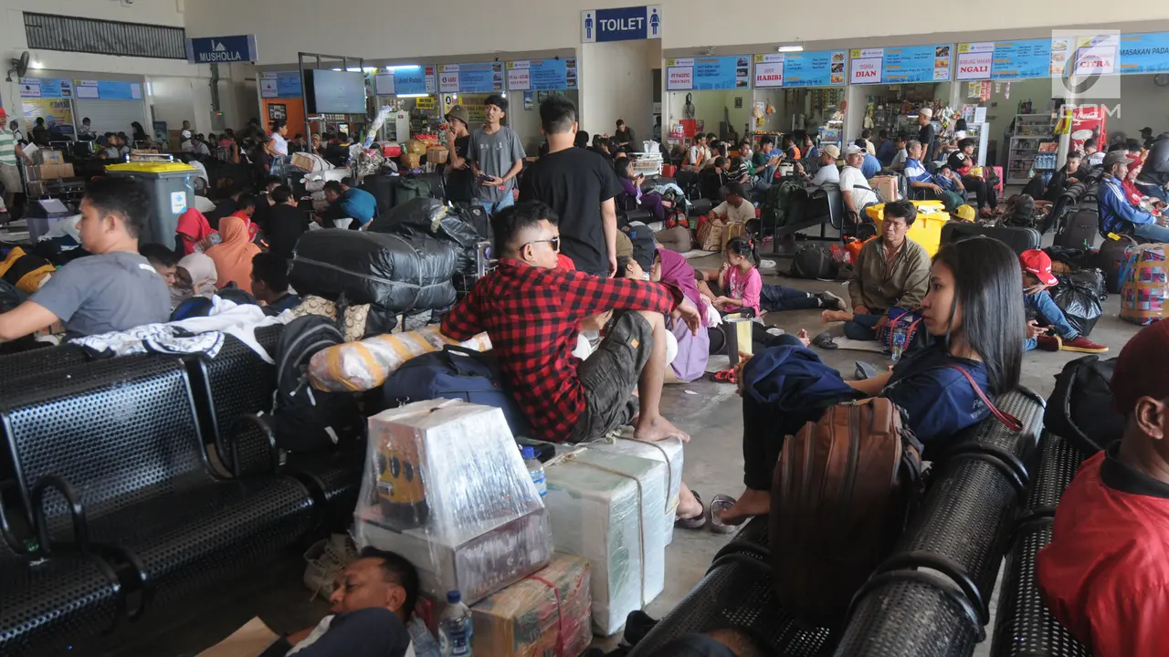 Penumpang Menumpuk di Pelabuhan Tanjung Perak Surabaya