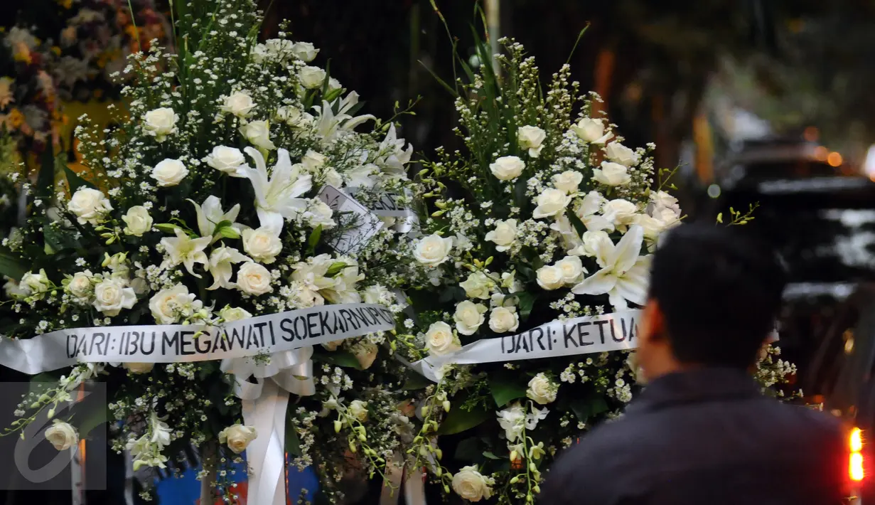 Karangan bunga duka cita dari Ketua Umum PDIP, Megawati Soekarnoputri terlihat di kediaman Menteri Kelautan dan Perikanan Susi Pudjiastuti, Jakarta, (18/1/2016). Putra Menteri Susi, Panji Hilmansyah wafat di Florida, AS. (Liputan6.com/Helmi Fithriansyah)