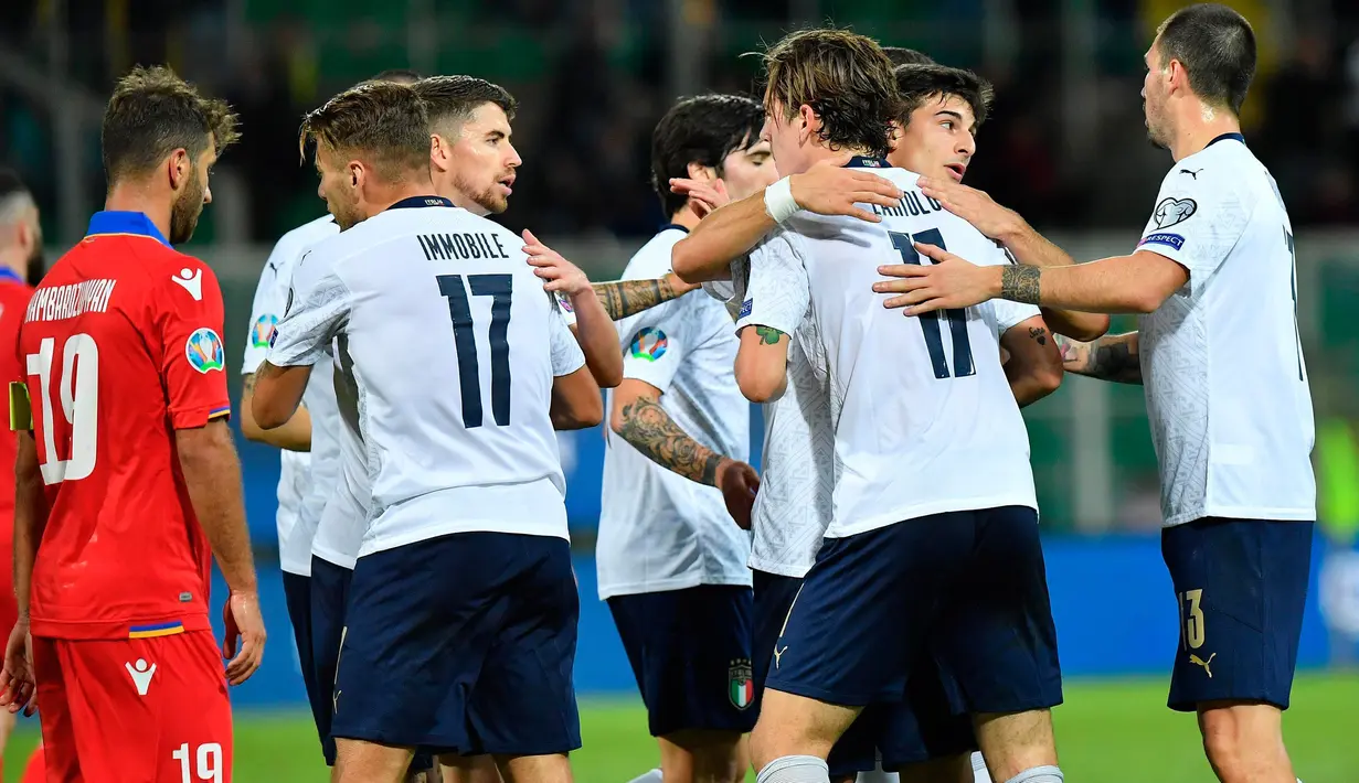 Para pemain timnas Italia merayakan setelah rekan setimnya, Nicolo Zaniolo, mencetak gol kelima untuk timnya ke gawang Armenia pada laga lanjutan Kualifikasi Piala Eropa 2020 di Stadion Renzo Barbera, Palermo, Senin (18/11/2019). Timnas Italia berpesta gol dengan skor telak 9-1. (ANSA via AP)
