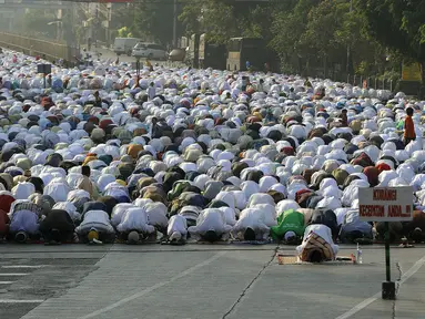 Umat Muslim di kawasan Jatinegara dan sekitarnya melaksanakan sholat Idul Adha 1436 H, Jakarta, Kamis (24/9/2015). Ruas Jalan Jatinegara Barat disulap menjadi tempat pelaksanaan salat. (Liputan6.com/Yoppy Renato)