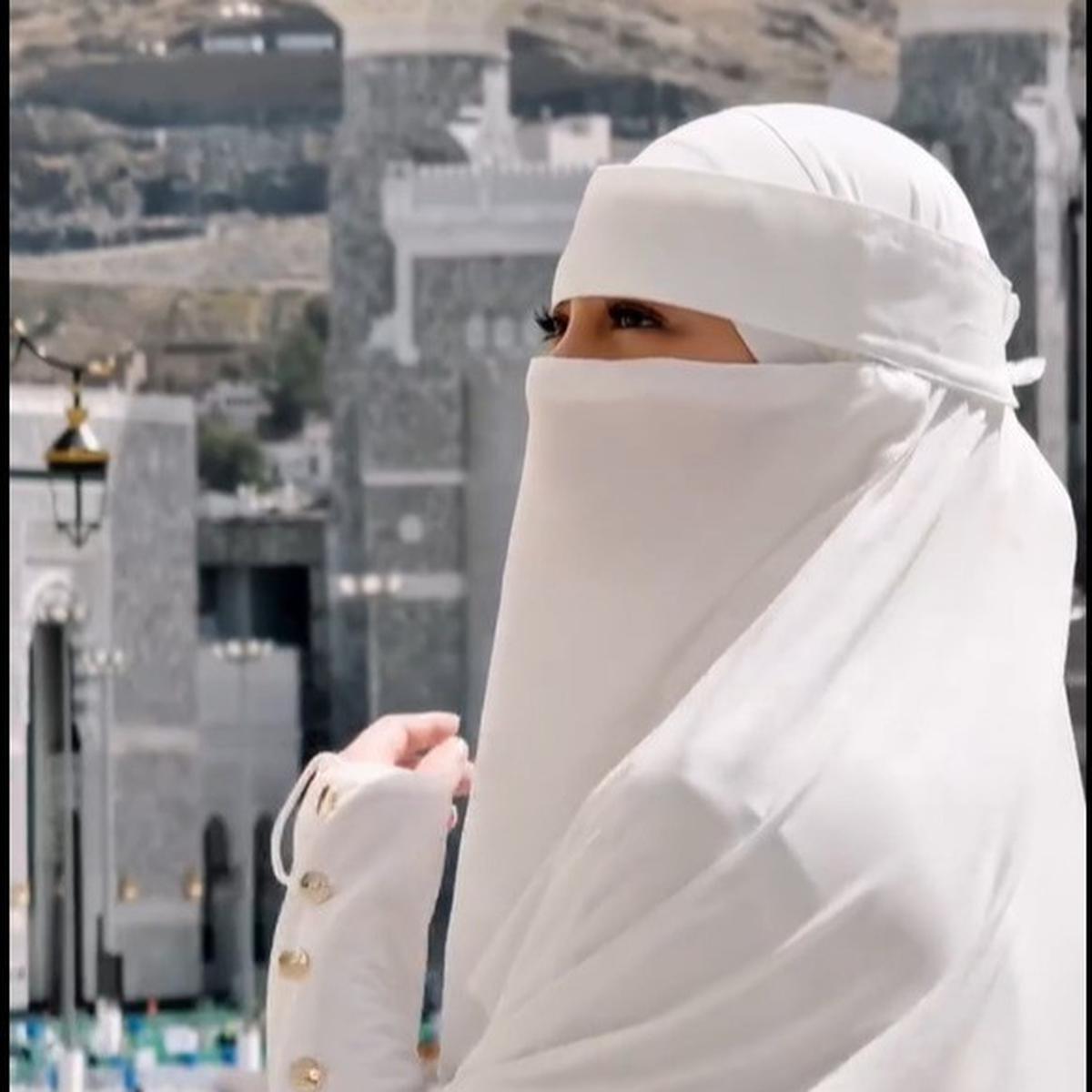 Meski Bercadar, Celine Evangelista Tetap Terlihat Cantik dan Anggun Pakai Gamis Putih saat Jalani Umrah Perdana