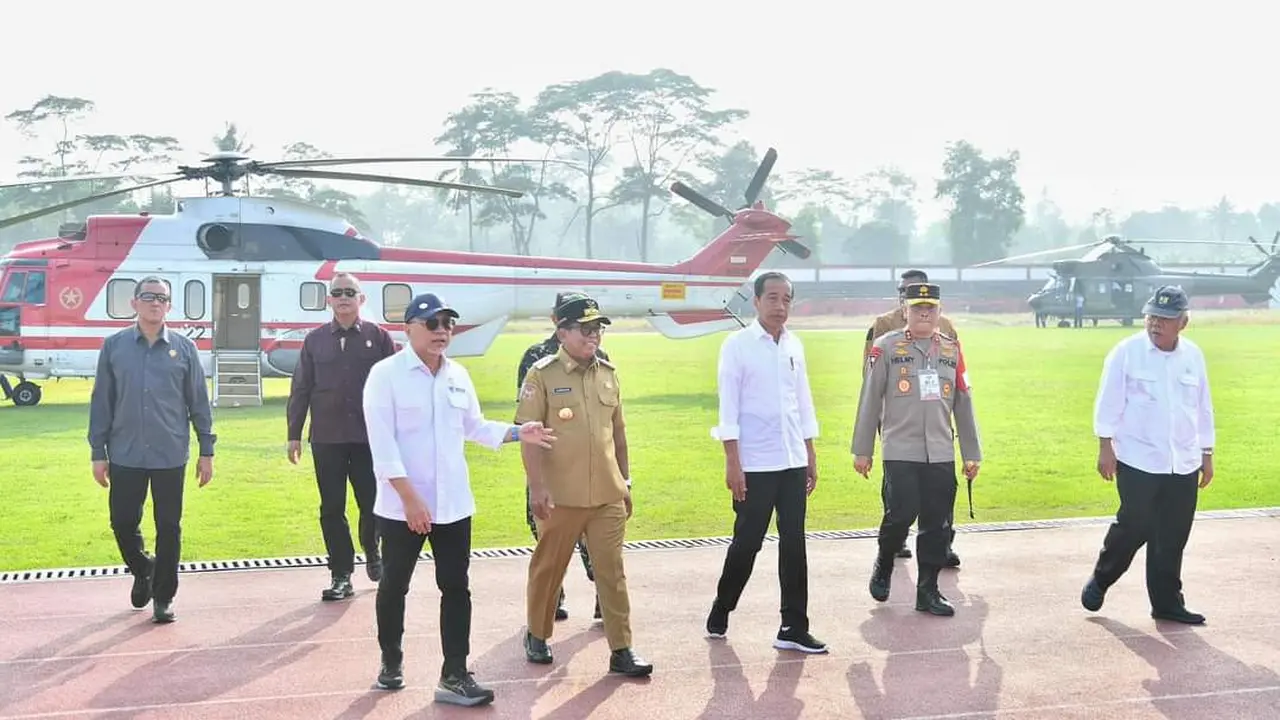 Presiden Joko Widodo dan rombongan tiba di Lampung menggunakan helikopter Super Puma TNI AU, mendarat di Stadion Jati Kalianda, Lampung Selatan.  Foto : (Istimewa).