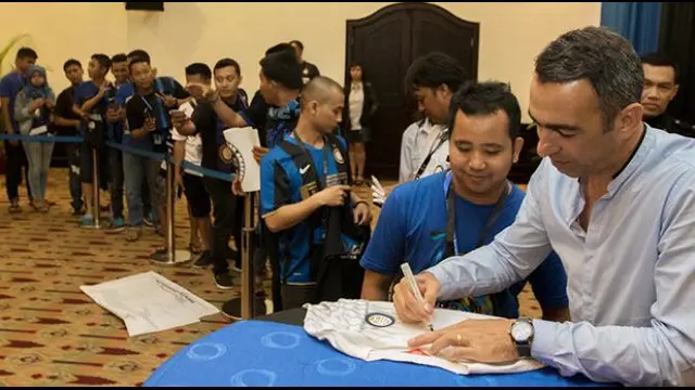 Youri Djorkaeff melayani permintaan foto bareng dan tanda tangan dengan ramah pada acara Gathering Nasional Inter Club Indonesia yang bertempat di Bali pada 28-30 Agustus 2015.