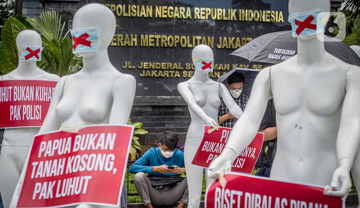 Sejumlah manekin dan poster tuntutan saat dipajang di depan Polda Metro Jaya, Jakarta, Senin (21/3/2022). Aksi itu bentuk dukungan terhadap Haris Azhar dan Fatia Maulidiyanti saat menjalani pemeriksaan terkait kasus dugaan pencemaran nama baik Luhut Binsar Pandjaitan. (Liputan6.com/Faizal Fanani)