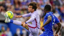 Pemain Barcelona Riqui Puig (kiri) berebut bola dengan pemain Getafe Djene Dakonam pada pertandingan sepak bola La Liga di Stadion Coliseum Alfonso Perez, Getafe, Spanyol, 15 Mei 2022. Pertandingan berakhir imbang 0-0. (AP Photo/Manu Fernandez)