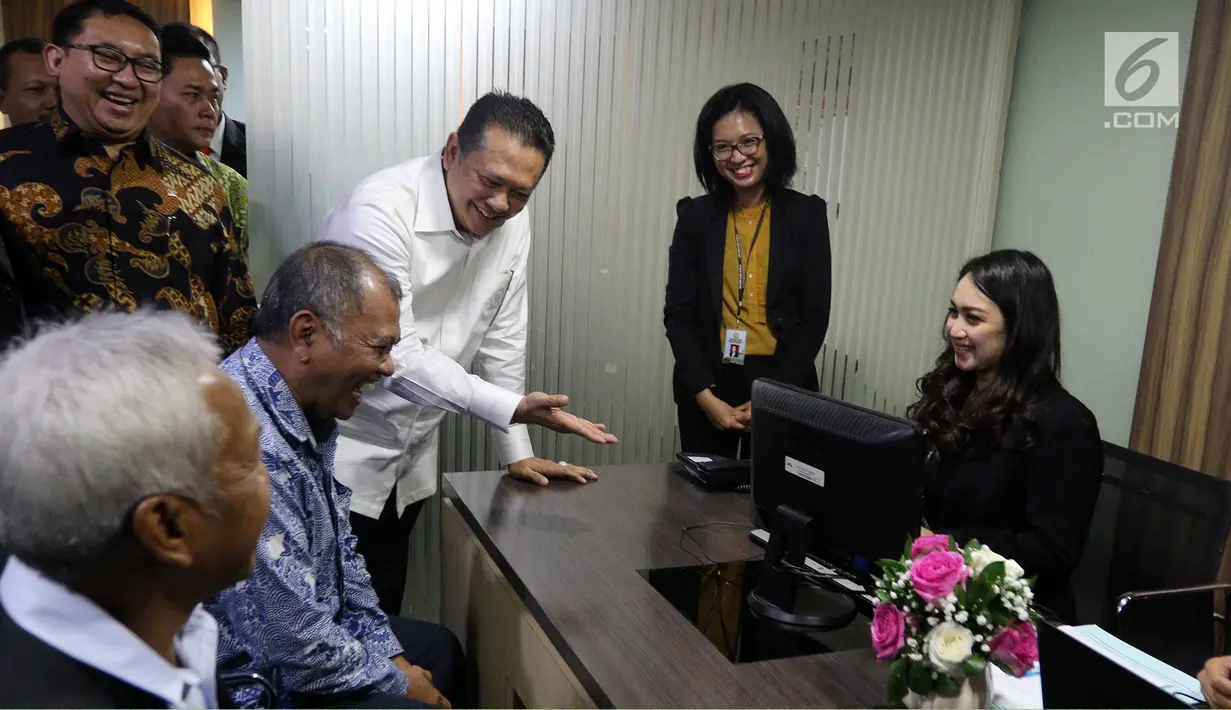 Ketua KPK Agus Rahardjo didampingi Ketua DPR Bambang Soesatyo mengunjungi Klinik Elektronik Laporan Harta Kekayaan Penyelenggara Negara (e-LHKPN) seusai peresmian di Kompleks Parlemen Senayan, Senin (12/2). (Liputan6.com/Johan Tallo)