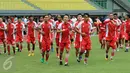 Pemain Persija berlari saat latihan resmi jelang laga lanjutan Liga 1 melawan Madura United di Stadion Patriot Candrabhaga, Bekasi, Rabu (3/5). Laga Persija melawan Madura United akan berlangsung pada Kamis (4/5). (Liputan6.com/Helmi Fithriansyah)