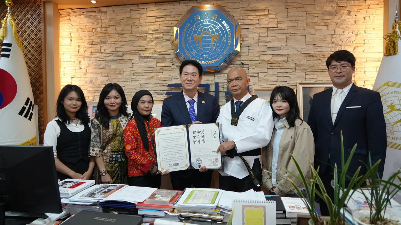 CdM Indonesia di Paralimpiade 2024 Reda Manthovani Dapat Gelar Grand Master Taekwondo