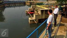 Sejumlah peneliti yang berasal dari Jerman mengamati kondisi Waduk Pluit, Jakarta, Rabu (16/3). Normalisasi Waduk Pluit membuat sejumlah warga negara asing tertarik melakukan penelitian. (Liputan6.com/Faisal R Syam)
