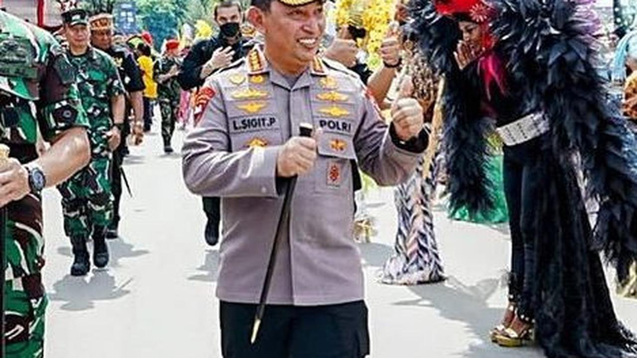 Rycko merupakan senior dari Listyo di Akademi Kepolisian (Akpol), meski saat ini pangkatnya masih di bawah Kapolri.

Rycko adalah lulusan dari Akpol 1988, sementara Listyo merupakan lulusan tahun 1991.