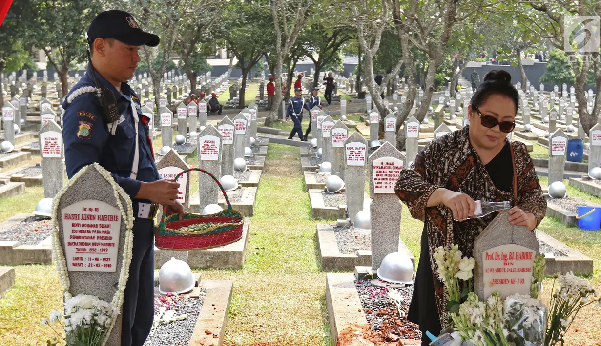 Warga berziarah di pusara Presiden ke-3 RI BJ Habibie yang bersebelah dengan sang istri, Hasri Ainun Besari di Taman Makam Pahlawan Kalibata, Jakarta, Jumat (13/9/2019). Sesuai permintaannya semasa hidup, Habibie dimakamkan bersebelahan dengan mendiang istrinya, Ainun. (Liputan6.com/Herman Zakharia)