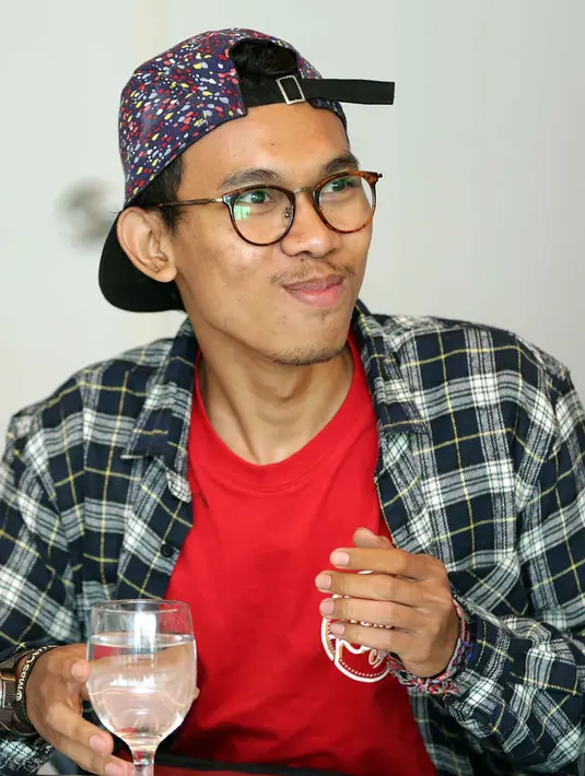 Berperan sebagai Rozali, anak juragan kambing yang memiliki banyak uang. Rozali naksir sama Laila yang diperankan Damita Argoebie. Hal yang sulit dirasakan berdialek Betawi khas. (Deki Prayoga/Bintang.com)