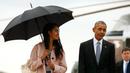 Ekspresi Presiden AS, Barrack Obama ketika berbincang dengan putrinya, Malia, dalam perjalanan menuju Chicago, di Bandara Militer Joint Base Andrews, Washington, Kamis (7/4/2016). (REUTERS/Kevin Lamarque)