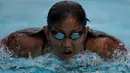 Perenang Indonesia, Raina Saumi Grahana, berlatih gaya punggung di Kolam Renang Cikini, Jakarta, Senin (31/10/2016). (Bola.com/Vitalis Yogi Trisna)