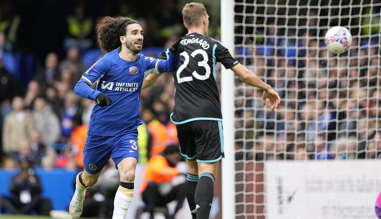 Selebrasi bek Chelsea, Marc Cucurella setelah mencetak gol pertama timnya ke gawang Leicester City pada laga perempatfinal Piala FA 2023/2024 di Stamford Bridge, London, Minggu (17/3/2024). (AP Photo/Dave Shopland)
