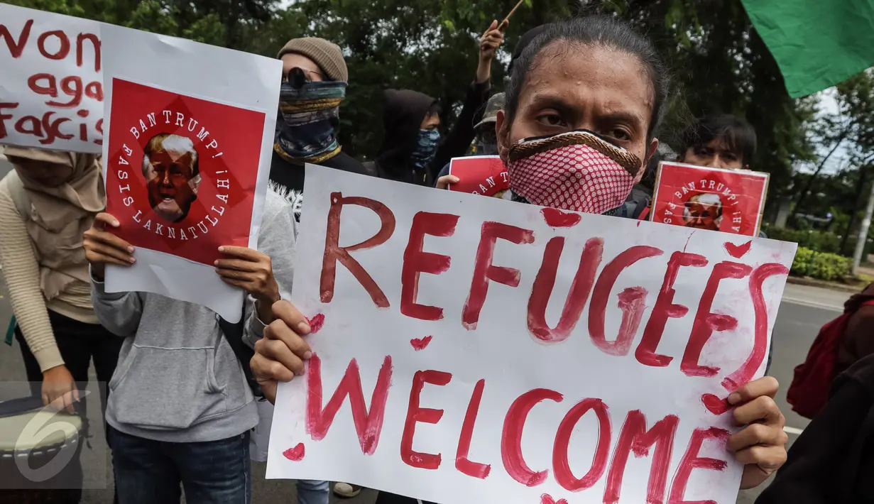 Pengunjuk rasa saat menggelar aksi di depan kantor Kedubes AS di Jakarta Sabtu (4/2). Mereka mendesak agar Presiden Donald Trump mencabut kebijakan yang merugikan imigran muslim. (Liputan6.com/Fery Pradolo)